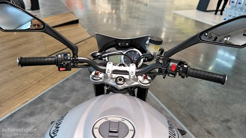 Một số bộ phận củaxeđược sơn màu bạc, tạo nên vẻ sang trọng.