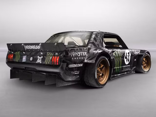 Bề ngoài của xe được độ theo phong cách trong phim viễn tưởng trông rất dị.