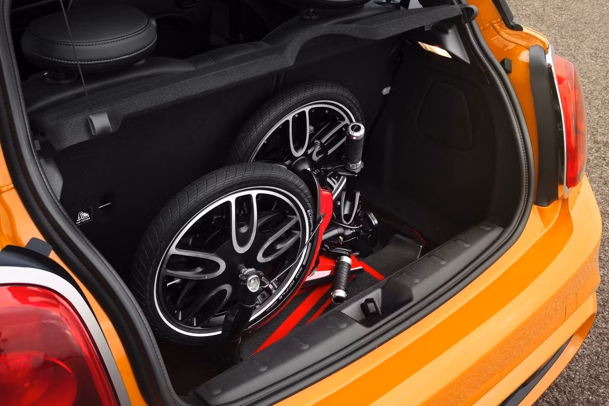 ... và được vận chuyển bằng ô tô con hay bằng phương tiện công cộng.