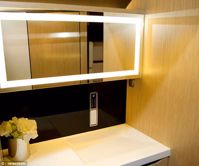 Xe được trang bị một tủ làm mát rượu cho các thượng khách.