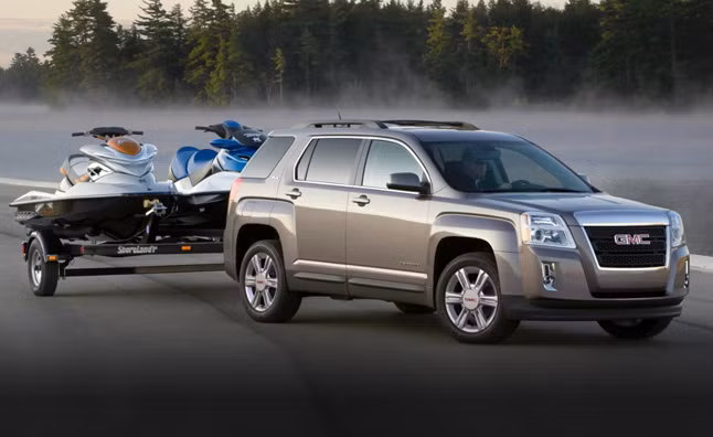 5. Xe sedan gầm thấp gần như không thể kéo thêm tải trọng bên ngoài. Vì thế khi cần mang theo thuyền nhỏ, xe trượt tuyết... trong những chuyến dã ngoại cùng gia đình, một chiếc crossover sẽ là sự lựa chọn thích hợp.