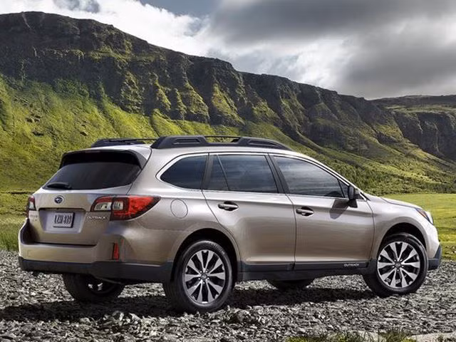 Subaru Outback: Phiên bản mới của mẫu xe này được thiết kế trang nhã hơn, chỗ để chân ở ghế sau thoải mái hơn và tiếng ồn được giảm đáng kể. Xe vẫn được trang bị động cơ V6 dung tích 3.6 lít như phiên bản trước.