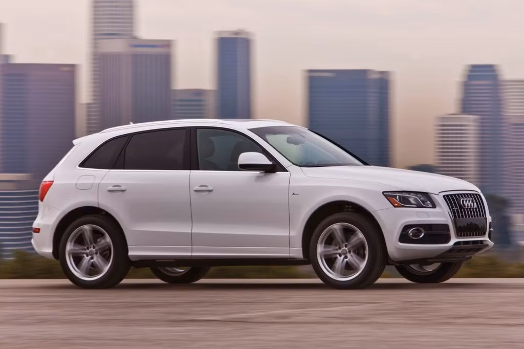 Audi Q5 2011: Với giá tại thị trường là 45.000 USD, một chiếc Audi Q5 mới có thể vượt khả năng tài chính của nhiều khách hàng. Một chiếc Audi Q5 2011 loại CPO có giá khoảng 30.000 USD hoặc thấp hơn nhưng nó vẫn được trang bị những tiện ích tiêu chuẩn giống xe mới như đèn trước và gạt lau kính tự động, hệ thống âm thanh 10 loa.