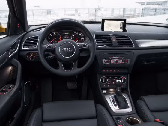 Toàn bộ các phiên bản của Audi Q3 2015 được trang bị hệ thống ánh sáng Xenon. Hệ thống điều hòa theo vùng giúp mọi người có thể thoải mái lựa chọn nhiệt độ phù hợp cho riêng mình. Hệ thống âm thanh nổi Bose giúp bạn có trải nghiệm khác biệt.