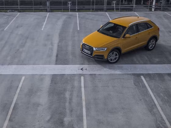 Hộp số tự động trên Audi Q3 2015 hoạt động êm ái hơn so với phiên bản trước, giúp tài xế điều khiển xe dễ dàng hơn. Mặc dù vậy, động cơ vẫn chưa khắc phục được tiếng ồn giống như phiên bản trước.