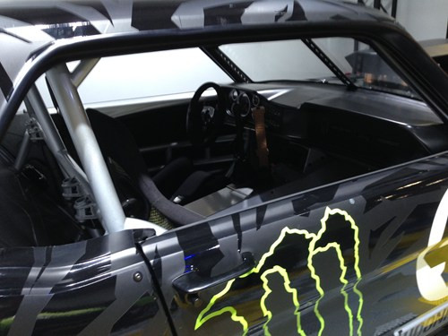 Xe được thay thế toàn bộ khung gầm bằng thép ống, trong khi vỏ bọc của xe được sử dụng vật liệu sợi carbon RTR.