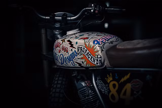 Bình xăng của xe được lấy lại từ một chiếc Yamaha FS1 từ những năm 1990, đồng hồ hiển thị các thông số là loại Renthal "Fatbar".