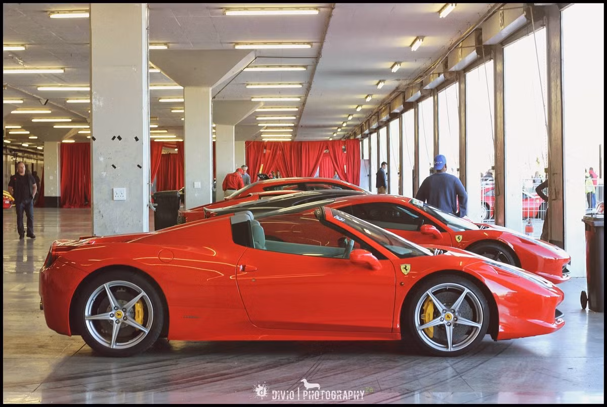 Ferrari mui trần thời thượng tại ngày hội.