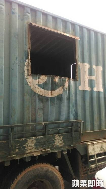 Ha ma nhay khoi xe tai dang chay nuoc mat gian dua hinh anh 2