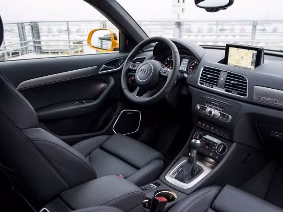 Giống như bề ngoài, phần lớn nội thất của Audi Q3 2015 không thay đổi so với phiên bản trước. Đồng hồ điều khiển màu đen và thông tin hiển thị màu xám. Tòa bộ ghế trên xe do hãng Sport Line thiết kế và sản xuất. Ghế khá tiện lợi nhưng không đủ chỗ cho 3 người ở hàng sau.