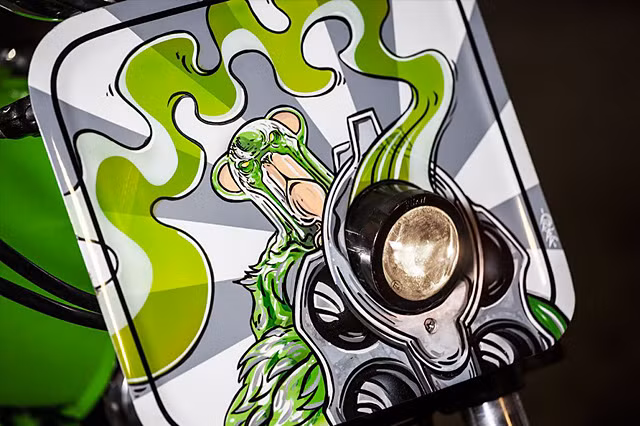 Đèn trước được chế thêm một tấm chắn với họa tiết xanh đen theo phong cách Flat Tracker ấn tượng.