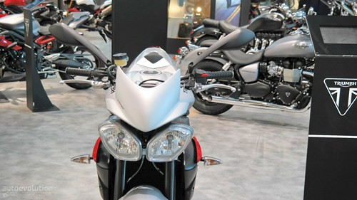 Hệ thống đèn LED và yên xe cũng được thiết kế lại với phong cách thể thao hơn.