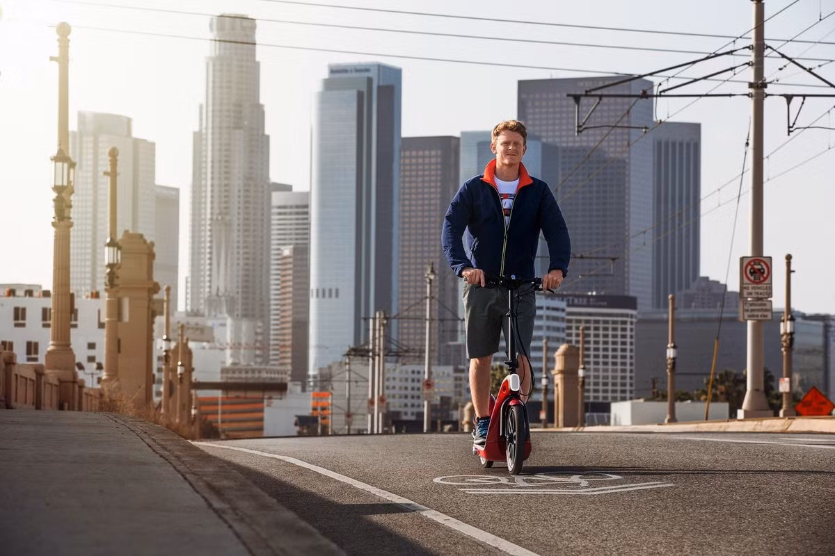 Nó có thể chạy với vận tốc tối đa 25 km/h và chạy được 15-25 km trong một lần sạc pin.