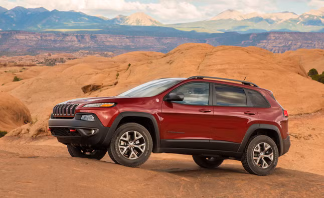 Trong dòng xe SUV loại nhỏ, Jeep Cherokee với động cơ 4 xi-lanh bị đánh giá là mẫu xe có mức độ tin cậy thấp nhất. Mẫu Jeep Compass với động cơ V6 cũng không được khách hàng tín nhiệm cao.