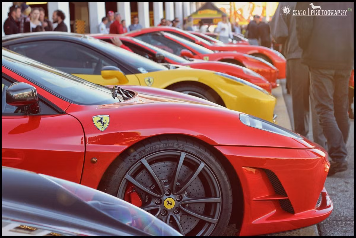 Dàn Ferrari rực rỡ với 2 tông màu đỏ và vàng lung linh dưới nắng.