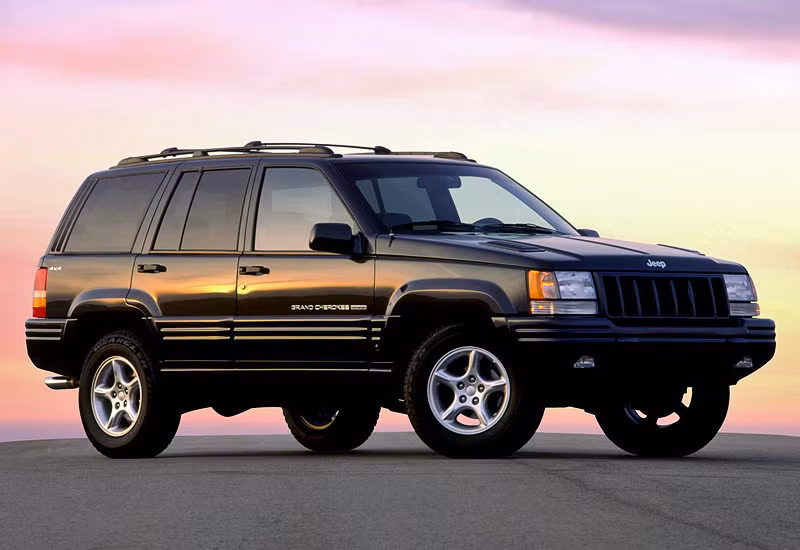 6. Jeep Grand Cherokee 5.9 Limited (Giá: 50.000 USD): Mẫu xe này được giới thiệu vào năm 1998 và được đánh giá là SUV nhanh nhất tại thị trường Mỹ vào thời điểm đó. Nó được trang bị động cơ V8 dung tích 5,9 lít và có thể tăng tốc từ 0 tới 100 km/h trong vòng 7,8 giây.