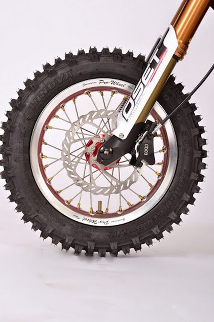 Bạn có thể thấy càng trước lớn hơn với vành hợp kim và lốp MX 10 inch đặc chủng dành cho phương tiện off-road.