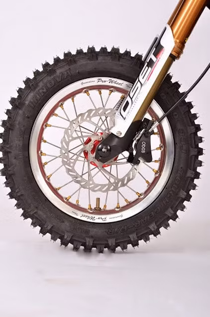 Bạn có thể thấy càng trước lớn hơn với vành hợp kim và lốp MX 10 inch đặc chủng dành cho phương tiện off-road.