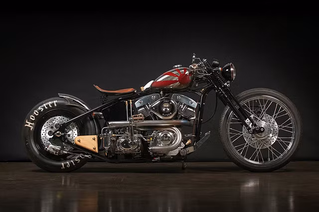 Chuyên gia độ xe Carl Cerra đến từ Australia mua được một chiếc lốp ô tô Hoosier và anh muốn lắp ráp một chiếc mô tô dựa trên chiếc lốp này.