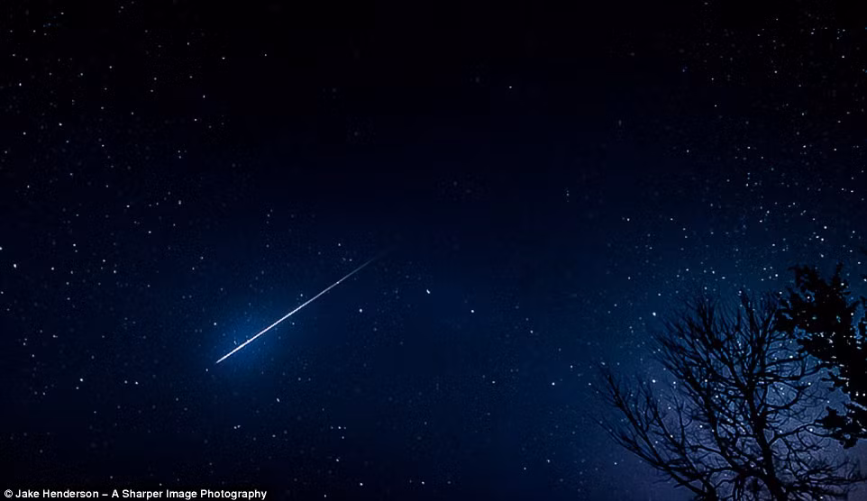 Những mưa sao băng khác được tạo ra từ các mảnh vỡ sao chổi, nhưng riêng Geminids, thường xảy ra vào tháng 12 hàng năm, thì nó lại có nguồn gốc từ vật thể 3200 Phaethon mà các nhà khoa học tin là phần nhân của một sao chổi nào đó còn sót lại sau những cuộc hành trình và bị gió Mặt trời thổi hết lớp đá băng bên ngoài.
