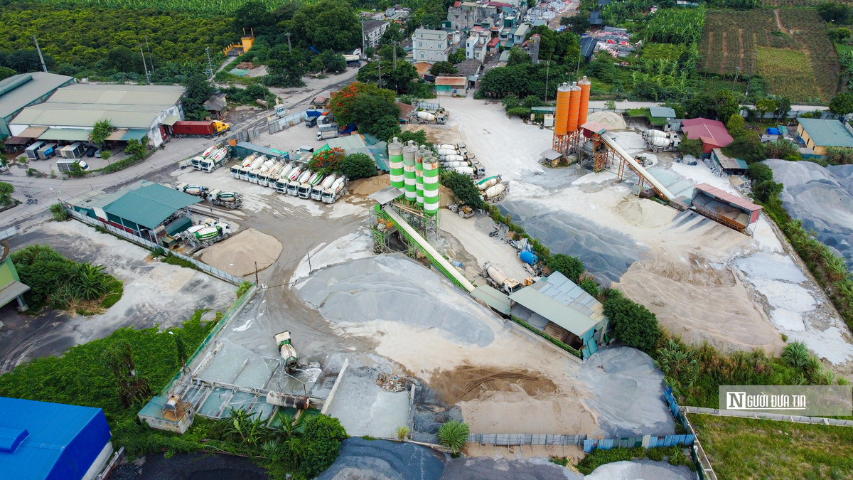 Cận cảnh loạt trạm trộn bê tông tại khu vực đất ven sông Hồng thuộc khu vực phường Trần Phú.