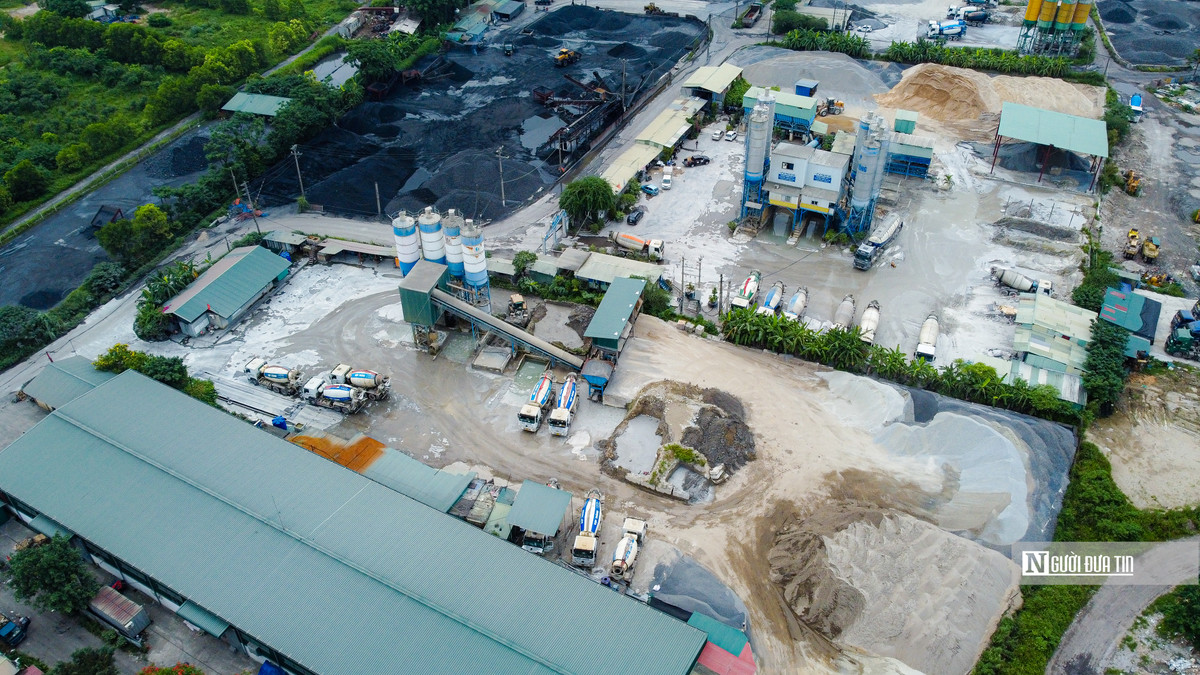 Quá trình kiểm tra của lực lượng chức năng, các doanh nghiệp dừng hoạt động sản xuất bê tông, nhưng ngay sau đó, phóng viên ghi nhận hoạt động sản xuất vẫn diễn ra bình thường.