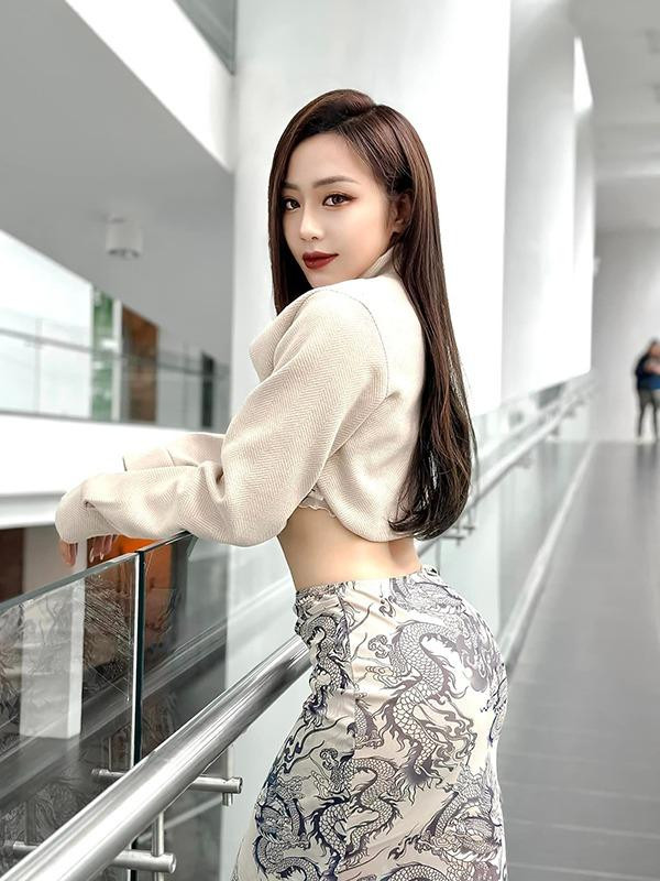 ua những hình ảnh của MC Phương Anh, khán giả nhận thấy việc cô có được vóc dáng như vậy là nhờ hiệu quả siết cân từ bộ môn dance sport.