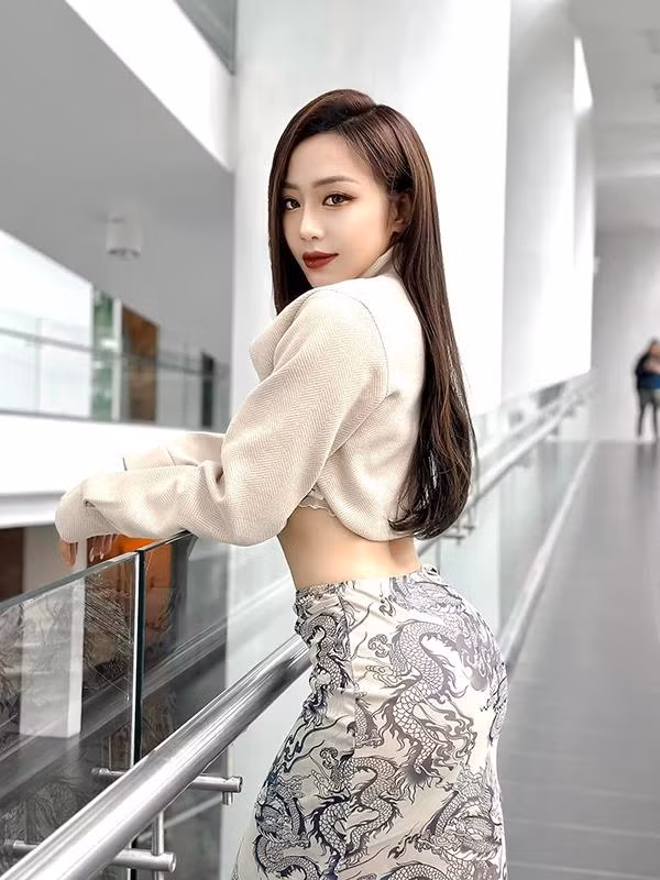 Qua những hình ảnh của MC Phương Anh, khán giả nhận thấy việc cô có được vóc dáng như vậy là nhờ hiệu quả siết cân từ bộ môn dance sport.