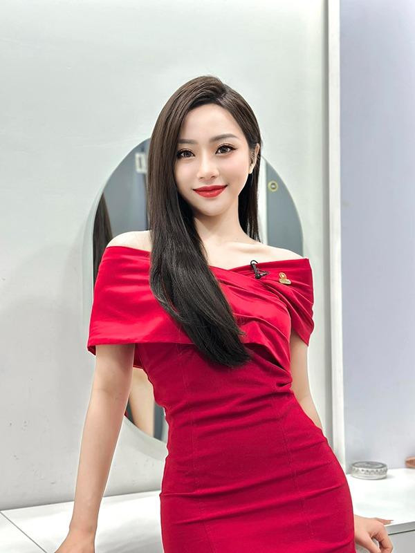 ngoài đời, Phương Anh có gu thời trang gợi cảm. Người đẹp thường xuyên khoe những bức ảnh xinh đẹp trong những bộ bikini quyến rũ. Ngoại hình cũng là một lợi thế giúp Phương Anh đến gần hơn với khán giả.