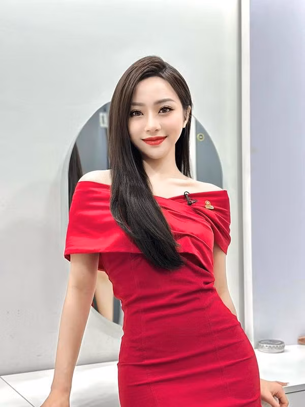 Ở ngoài đời, Phương Anh có gu thời trang gợi cảm. Người đẹp thường xuyên khoe những bức ảnh xinh đẹp trong những bộ bikini quyến rũ. Ngoại hình cũng là một lợi thế giúp Phương Anh đến gần hơn với khán giả.