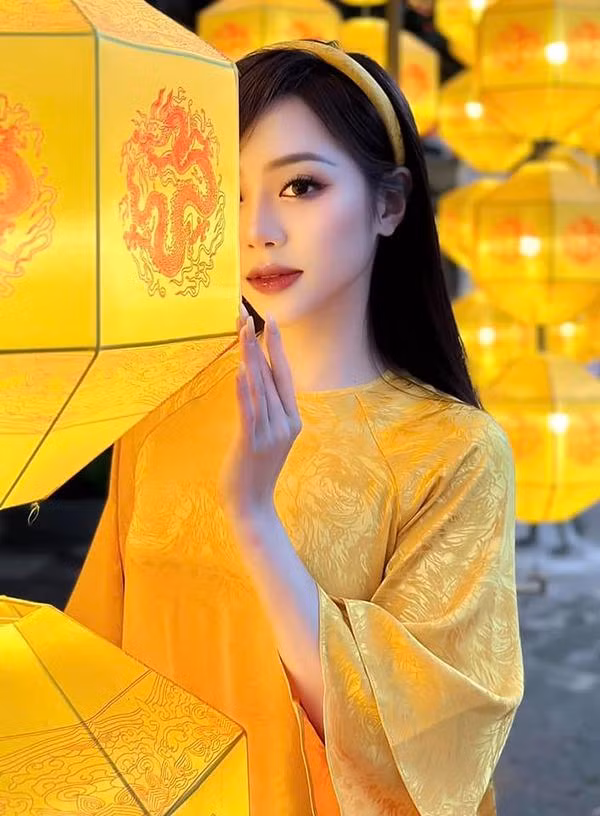 Việc siết cân khoa học nhờ thể thao và ăn uống điều độ đã giúp nữ MC sinh năm 1998 có một vóc dáng đẹp cùng năng lượng tích cực.