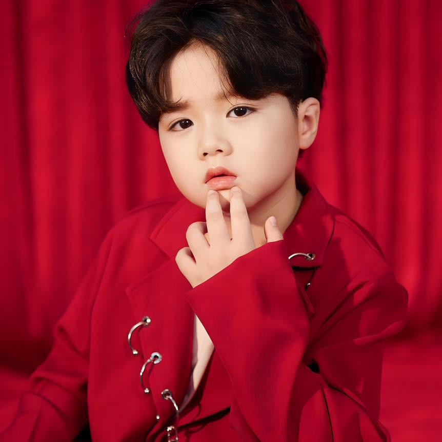 ố mẹ Gia Nghĩa không theo nghệ thuật nhưng tạo điều kiện cho con tham gia nhiều hoạt động xã hội để nâng cao sự tự tin. Bé làm mẫu ảnh, đóng quảng cáo từ khi còn nhỏ.