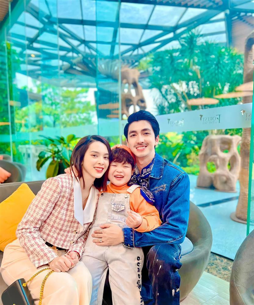 rong "Đừng làm mẹ cáu", Tuấn Phong đóng vai Voi - một cậu bé lém lỉnh, tính cách giống "ông cụ non". Cậu bé cũng chính là nhân tố giúp kết nối tình yêu của bố Khôi (Bình An) và mẹ Vy (Quỳnh Lương).