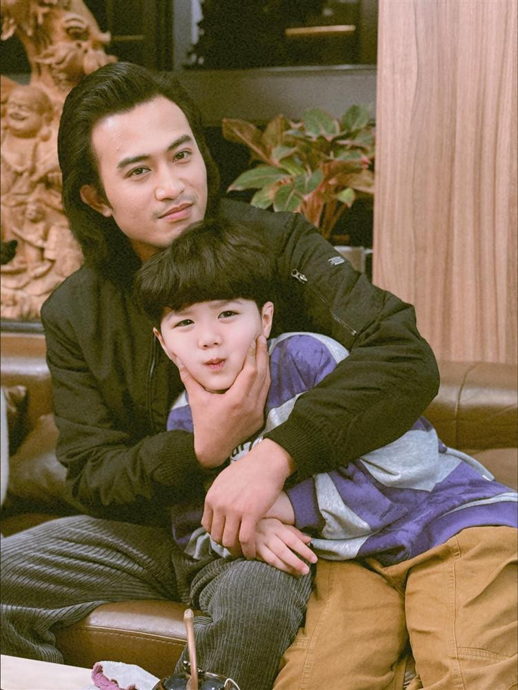 ới tính cách lém lỉnh, mau mồm mau miệng, Long thường gây ra nhiều rắc rối. Tuy nhiên, cậu bé cũng là người kết nối, hòa giải một số căng thẳng giữa những thành viên khác trong gia đình.