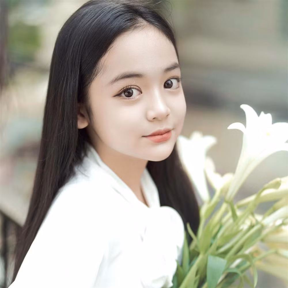 Cô bé sinh năm 2011 có gương mặt xinh xắn, đôi mặt to tròn dễ thương. Bên cạnh đó, Diệp Anh còn được đánh giá diễn xuất tự nhiên, có chiều sâu.