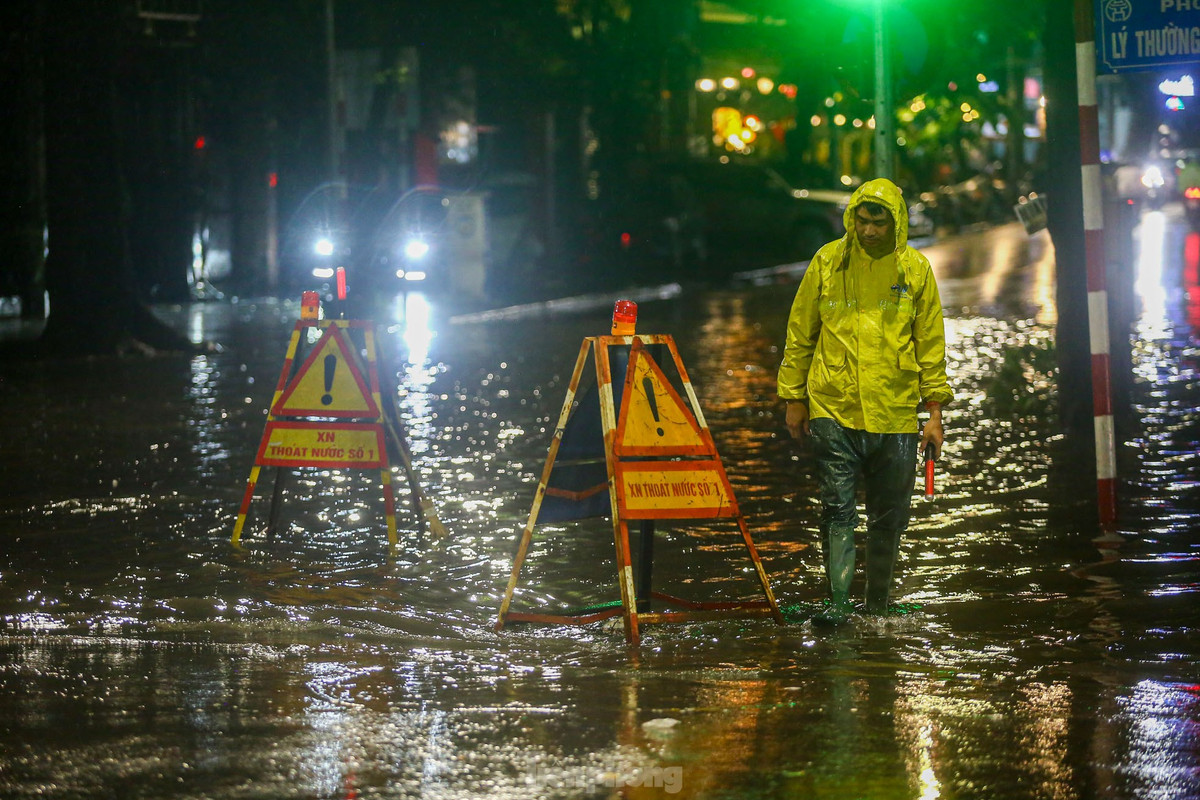 Trận mưa lớn vào tối 8/6 làm nhiều tuyến phố ở Hà Nội bị ngập kéo dài đến đêm, gây khó khăn cho giao thông, sinh hoạt của người dân. Ghi nhận của PV, nhiều tuyến phố xảy ra tình trạng ngập úng như Lý Thường Kiệt, Hàng Bún, Quán Thánh, Tông Đản, Nguyễn Văn Cừ, Thiên Đức... có nơi ngập sâu hơn nửa mét.