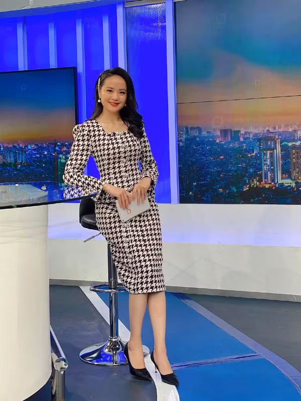 Mỗi lần xuất hiện BTV Bích Ngọc đều khiến khán giả yêu mến bởi nhan sắc xinh đẹp.