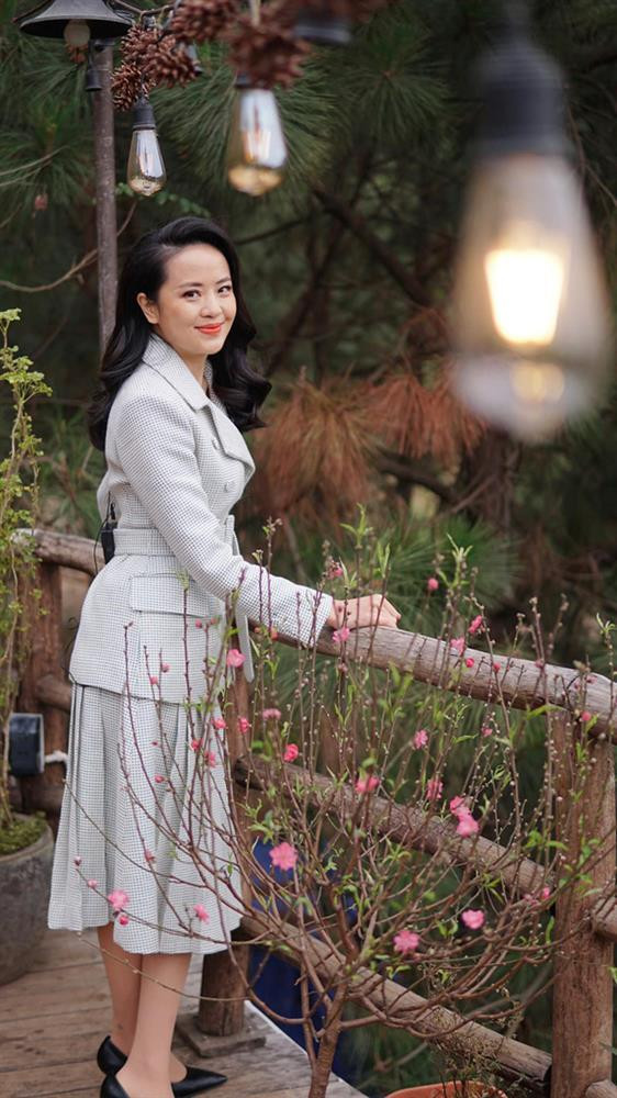 hi lên sóng, Ngọc Bích gây ấn tượng với gương mặt xinh đẹp, lối dẫn chuyên nghiệp. Tuy nhiên, ngoài đời thường, nữ BTV sinh năm 1992 lại chuộng phong cách cá tính, gợi cảm và sành điệu.