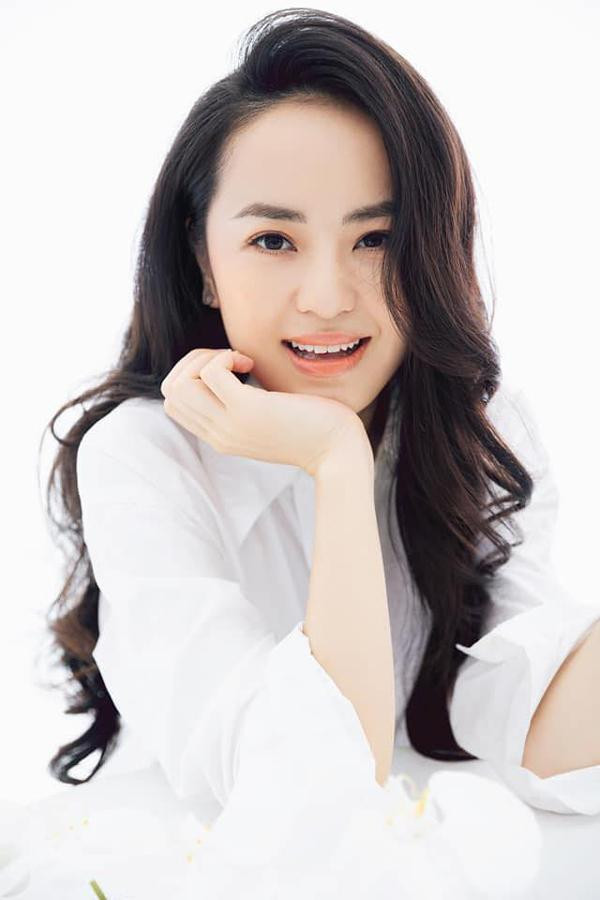 TV Ngọc Bích sinh năm 1992 và từng là MC nổi tiếng dẫn dắt "Bản tin thời tiết" của VTV. Hồi tháng 11/2013, Ngọc Bích gây chú ý khi dũng cảm tác nghiệp ở thời điểm trận bão lịch sử Haiyan đang hoành hành tại Hà Tĩnh.