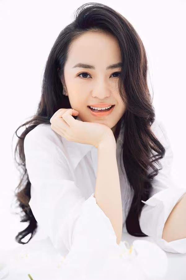 BTV Ngọc Bích sinh năm 1992 và từng là MC nổi tiếng dẫn dắt "Bản tin thời tiết" của VTV. Hồi tháng 11/2013, Ngọc Bích gây chú ý khi dũng cảm tác nghiệp ở thời điểm trận bão lịch sử Haiyan đang hoành hành tại Hà Tĩnh.