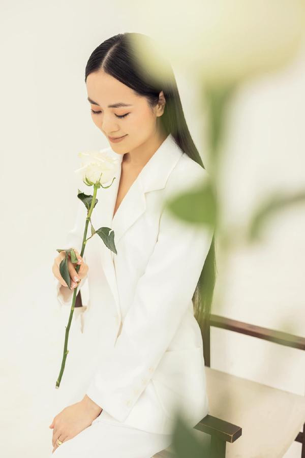 hờ vậy, nữ BTV có được sắc vóc mảnh mai và "cân" được nhiều trang phục khác nhau.