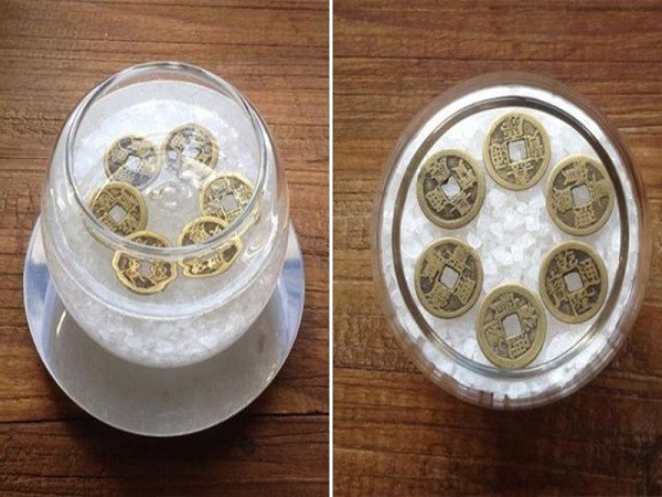  Sau đó, bạn trút muối ngang miệng lọ, xếp 6 đồng xu này ngửa nên trên và rót đầy nước. Hãy đặt lọ muối phong thủy ở nơi khó nhìn thấy, ít người lui tới để tránh bị dịch chuyển.