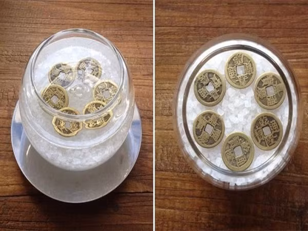  Sau đó, bạn trút muối ngang miệng lọ, xếp 6 đồng xu này ngửa nên trên và rót đầy nước. Hãy đặt lọ muối phong thủy ở nơi khó nhìn thấy, ít người lui tới để tránh bị dịch chuyển.