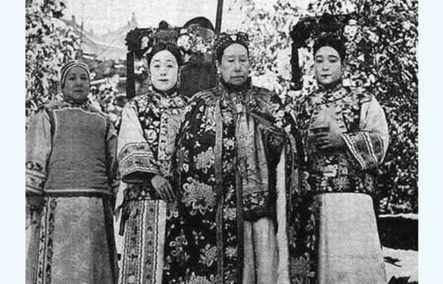  Điều này giúp thế hệ sau có thể nhìn thấy 1 Từ Hi qua hình ảnh chứ không phải qua những bức chân dung được vẽ lại.