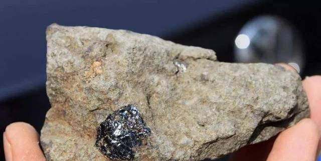 Nhặt được viên đá xanh, ném vào xó nhà, ai ngờ là ngọc giá trị - Hình 3 Nhat duoc vien da xanh, nem vao xo nha, ai ngo la ngoc gia tri-Hinh-3