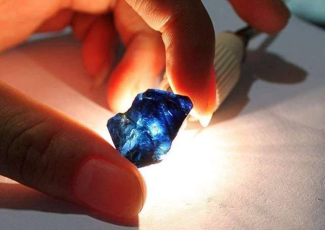 Nhặt được viên đá xanh, ném vào xó nhà, ai ngờ là ngọc giá trị - Hình 2 Nhat duoc vien da xanh, nem vao xo nha, ai ngo la ngoc gia tri-Hinh-2