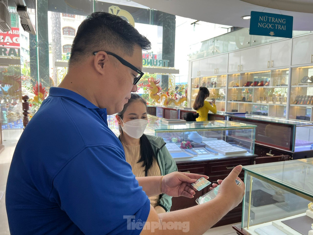 Sau khi đăng ký mua vàng miếng SJC trực tuyến, khách sẽ chụp lại màn hình thông tin đặt lịch, và đến địa điểm giao dịch theo địa chỉ và thời gian đã xác nhận lịch hẹn để thực hiện giao dịch. Khi đến thanh toán và nhận vàng, khách hàng cung cấp mã QR, CCCD để nhân viên kiểm tra.