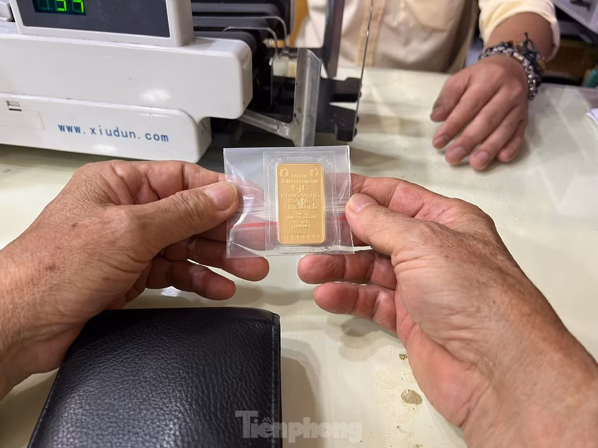 Trong ngày 20/6, giá vàng miếng SJC tại Công ty SJC niêm yết với giá 74,98 - 76,98 triệu đồng/lượng. Mỗi khách hàng sẽ được mua một lượng vàng tại Công ty SJC và có thể quay trở lại để tiếp tục mua vàng sau một tháng. Công ty SJC sẽ căn cứ vào mã số trên CCCD của từng khách hàng khi mua vàng.