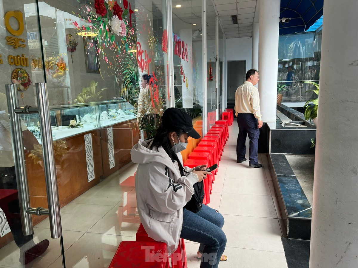 Một khách hàng đang đăng ký vào website của Công ty SJC để mua vàng online, khu vực chờ vắng hoe người.