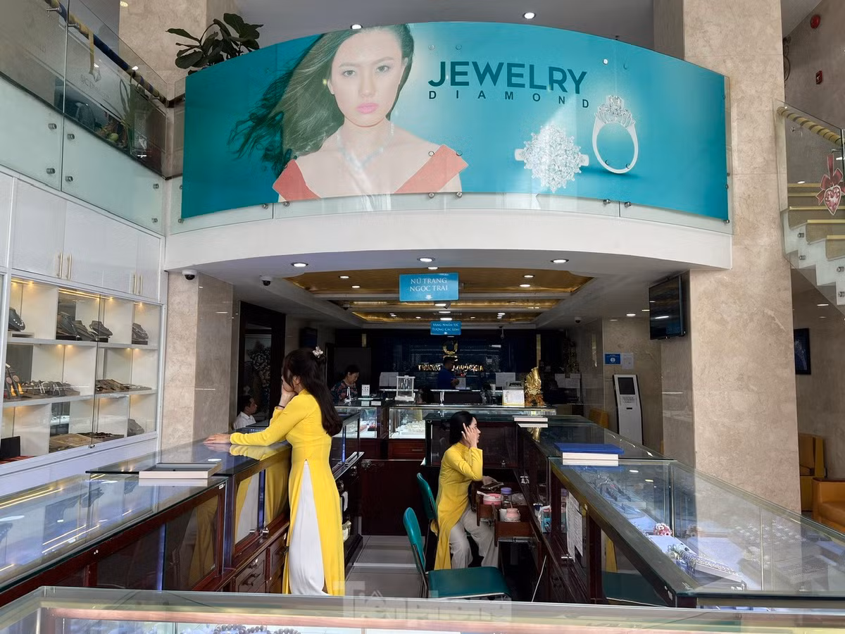 Cảnh vắng vẻ của Công ty SJC trong ngày 20/6 khác hẳn với không gian quá tải khách hàng chờ đợi mua vàng đã diễn ra gần 20 ngày qua.